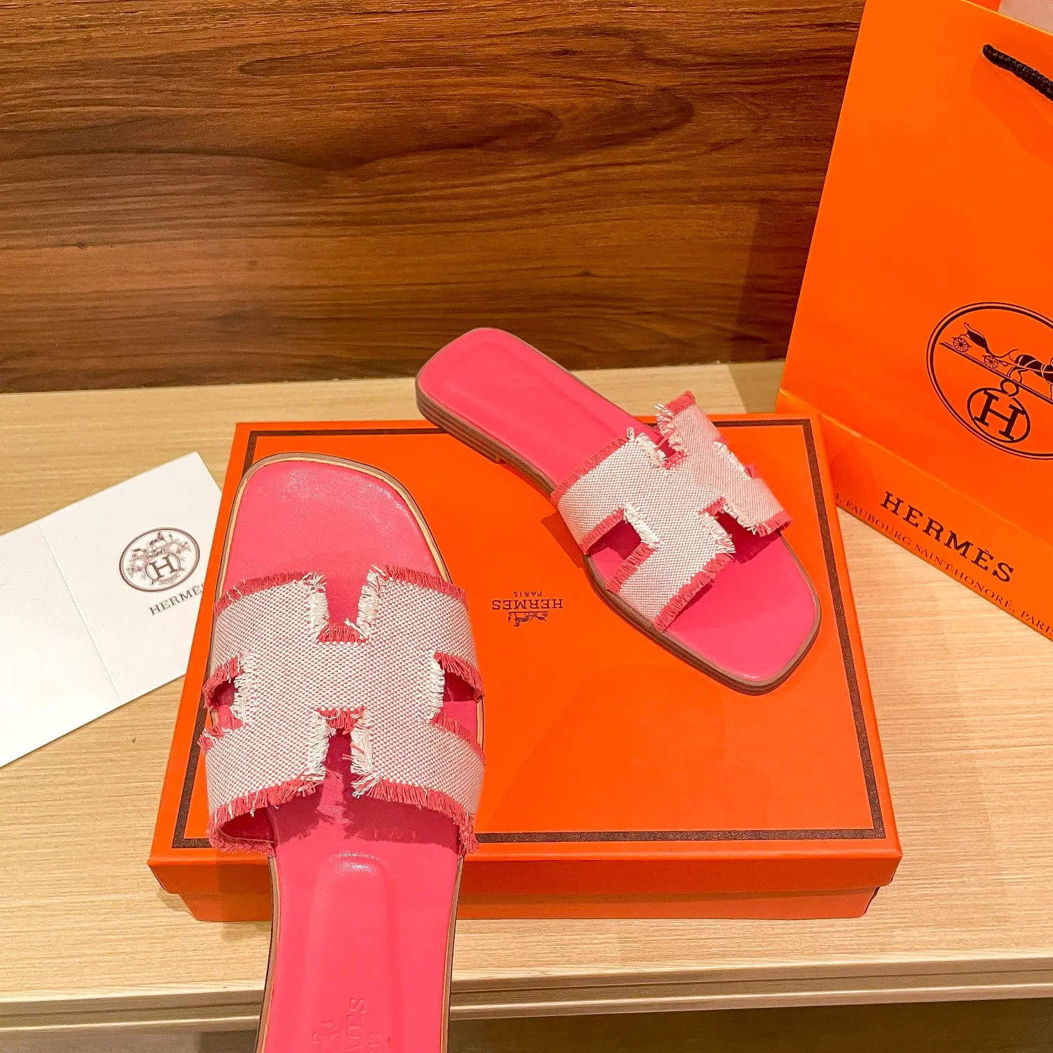 👟👟Ex-factory price 480👟👟 Hermes/Hermes new oran tassel slippers, eyelash slippers, classic slippers, exclusively customized dyed jacquard cotton fabric, woven in white and original colors! Purely hand-drawn raw edge craftsmanship creates a tassel effect. The lining and insole are made of imported soft lambskin and genuine leather outsole. Summer is here, and everyone has a pair, a must-have when going out! It doesn't rub your feet at all and is super comfortable on your feet. black pink green brown size: 35-41